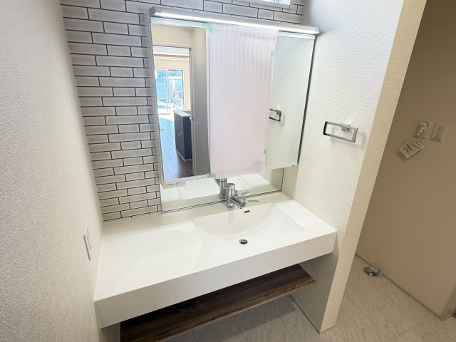 川越市笠幡　新築一戸建て　3号棟の独立洗面台|朝の支度にも助かる、独立の洗髪洗面化粧台