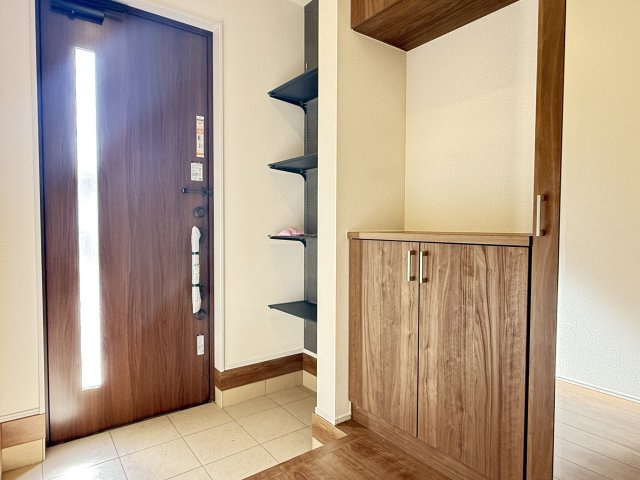 川越市笠幡　新築一戸建て　3号棟の玄関|収納もある玄関です