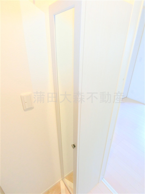 ポウドカープエムの設備|姿見付きのシューズBOX