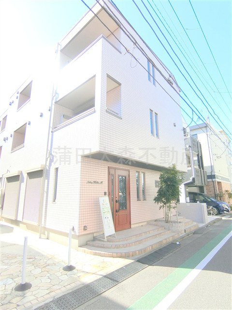 ポウドカープエムの外観|2019年3月築　軽量鉄骨造地上3階建て総戸数12戸　東京都大田区羽田5丁目　
最大速度1ギガの光インターネット無料！京急空港線穴守稲荷駅近徒歩4分