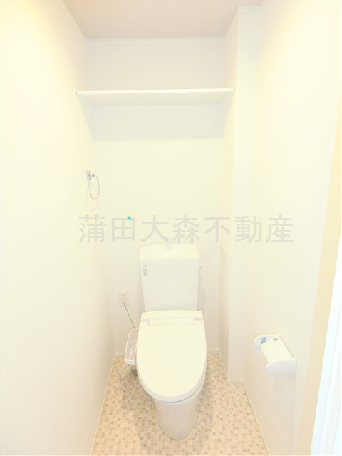 ポウドカープエムのトイレ|棚と温水洗浄便座付きのトイレ