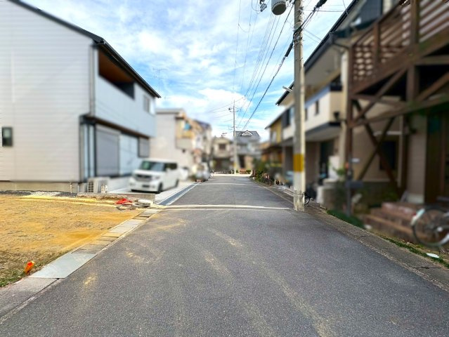 寺戸町東田中瀬　建築条件無土地の前面道路含む現地写真|南側道路に面した平坦な整形地で、明るく開放感のある現地。前道も広く、車の出し入れも安心です。写真では伝わりにくい陽当りや雰囲気は現地見学でご確認ください。