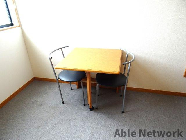 アネシスの内装|備え付けのテーブル・椅子ございます！