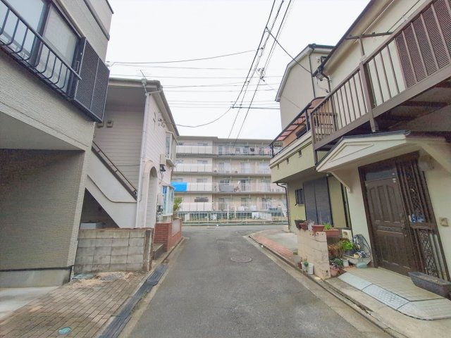 ふじみ野市西鶴ケ岡２丁目の中古一戸建の前面道路含む現地写真