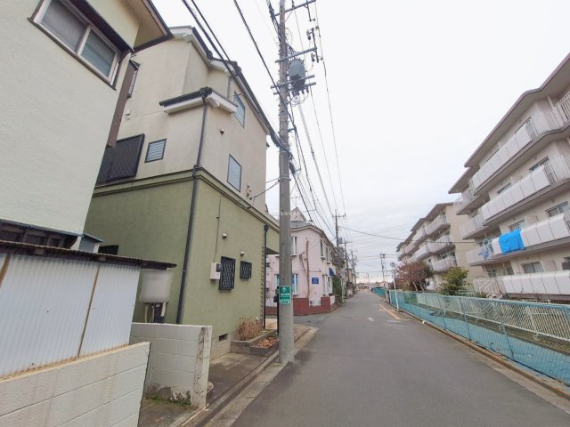 ふじみ野市西鶴ケ岡２丁目の中古一戸建の前面道路含む現地写真