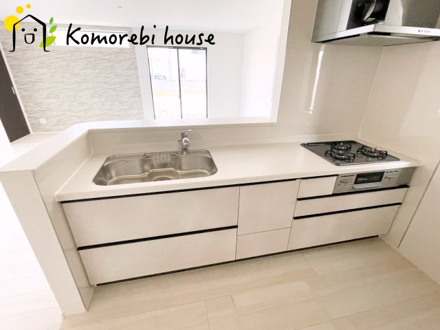 北本市下石戸下　5期　新築一戸建て　グラファーレ　04のキッチン|コンパクトなキッチンで掃除もラクラク