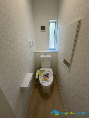 平塚市達上ヶ丘第４　新築戸建　全2棟2号棟のトイレ
