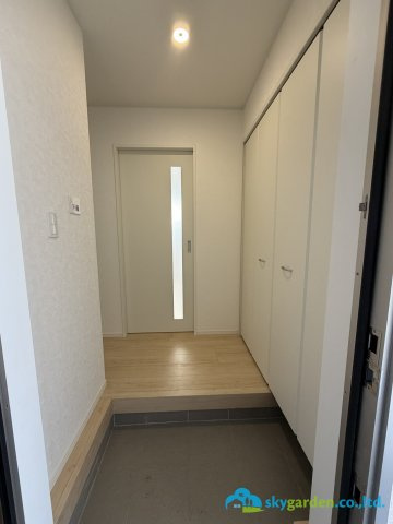 平塚市達上ヶ丘第４　新築戸建　全2棟2号棟の玄関