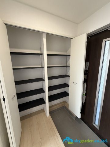 平塚市達上ヶ丘第４　新築戸建　全2棟2号棟の玄関