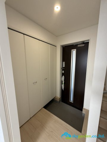 平塚市達上ヶ丘第４　新築戸建　全2棟2号棟の玄関