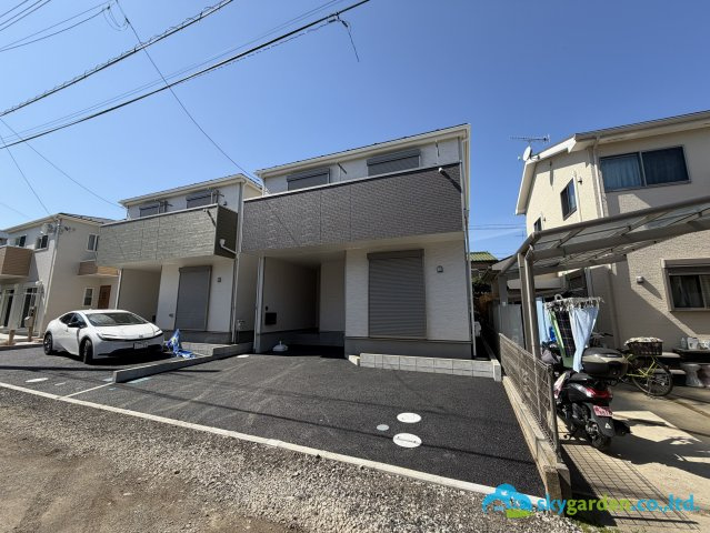 平塚市達上ヶ丘第４　新築戸建　全2棟2号棟の前面道路含む現地写真