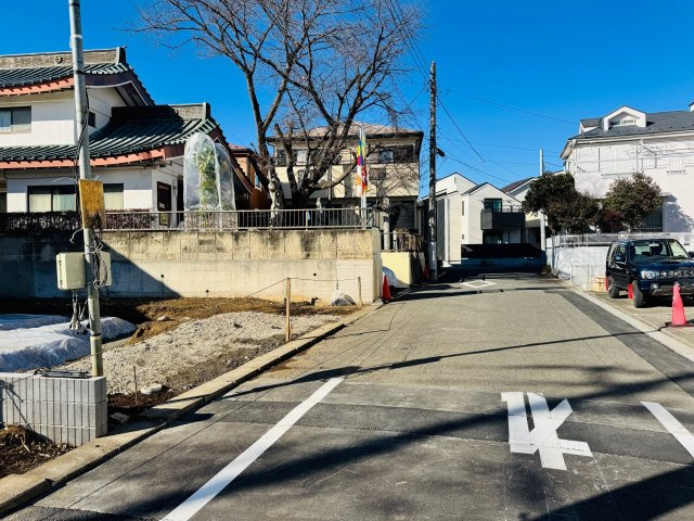八王子市　山田町　新築一戸建ての前面道路含む現地写真|～東側6ｍ道路に面しています～