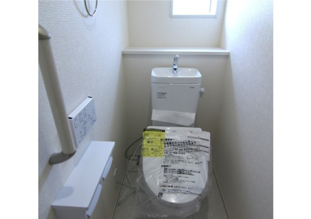 ブルーミングガーデン前橋市総社町植野　3号棟のトイレ|1階には2ヶ所トイレがあります。