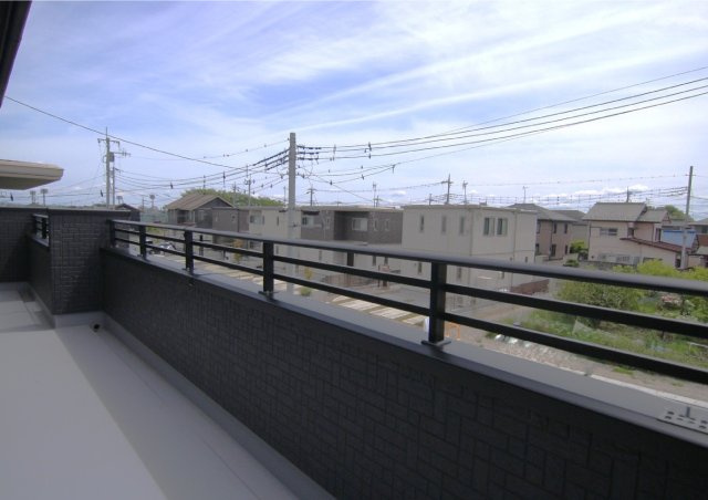 ブルーミングガーデン前橋市総社町植野　3号棟のバルコニー|南面ワイドバルコニーです。二部屋から行き来できるので使い勝手が良いです