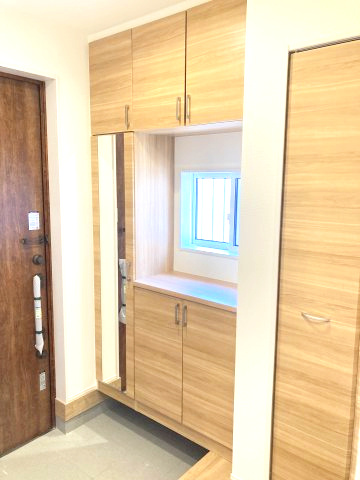 ブルーミングガーデン前橋市総社町植野　3号棟の玄関|玄関収納もたっぷりご用意しています。