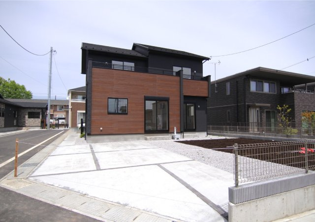 ブルーミングガーデン前橋市総社町植野　3号棟の前面道路含む現地写真|駐車場もキレイに整備されています。２台以上駐車可能です。
