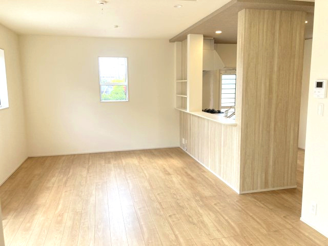 ブルーミングガーデン前橋市総社町植野　3号棟の居間・リビング|18帖の広々リビング♪折り上げ天井の造りでおしゃれです♪人気の対面式キッチンを配した空間はお好みの家具も合わせやすく、家族がくつろぐ快適な空間造りをサポート。窓からは明るい陽光が差し込みます。