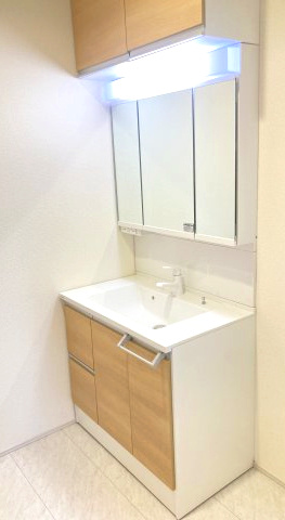 ブルーミングガーデン前橋市総社町植野　3号棟の独立洗面台|シャワー水栓付き洗面台で朝の身支度もバッチリです！
洗面台には収納スペースもあり洗面室もすっきり片付きます。