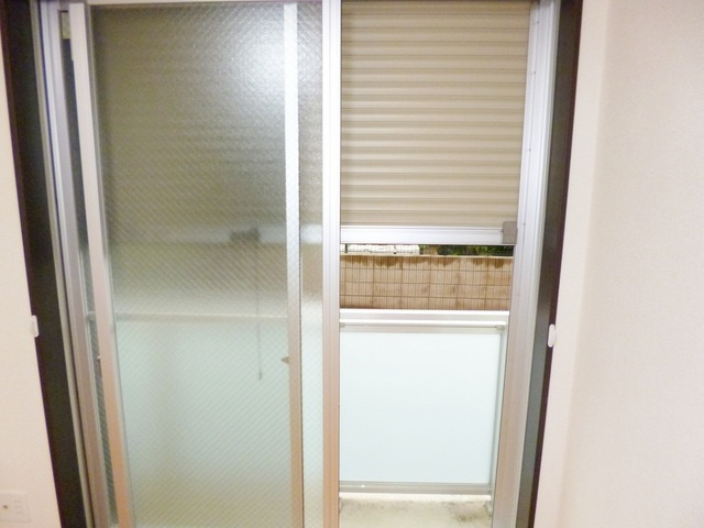 リブリ・ガーデンの居間・リビング|防犯シャッター付いてます。