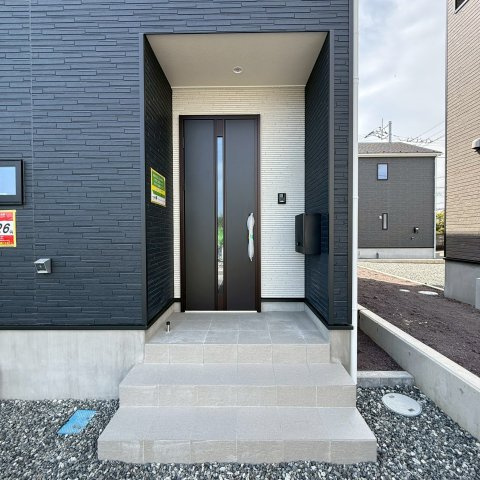 新築戸建　富士市増川　第3　全5棟　4号棟の玄関|雨にも安心な玄関です