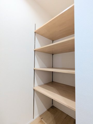 葛飾区亀有４丁目の新築戸建の収納|～パントリー写真～