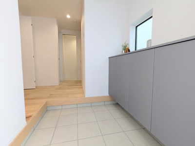 【玄関】 | 葛飾区亀有４丁目の新築戸建 | ～収納付き玄関写真～