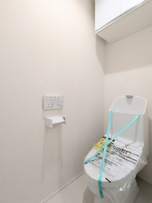 【トイレ】 | 葛飾区亀有４丁目の新築戸建 | ～吊戸棚付きの1階トイレ写真～