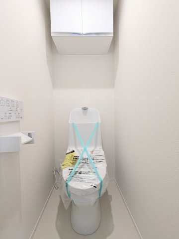 葛飾区亀有４丁目の新築戸建のトイレ|～吊戸棚付きの3階トイレ写真～