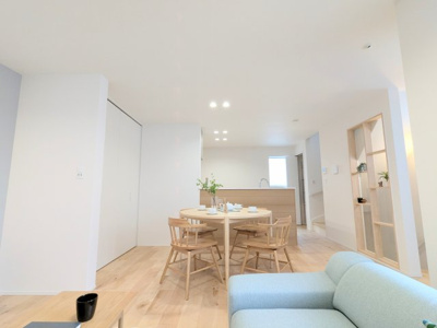 【居間・リビング】 | 葛飾区亀有４丁目の新築戸建 | ～収納がたくさんのリビング写真～