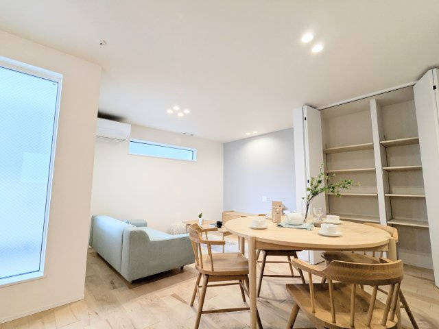 葛飾区亀有４丁目の新築戸建のダイニング|～収納がたくさんのリビング写真～