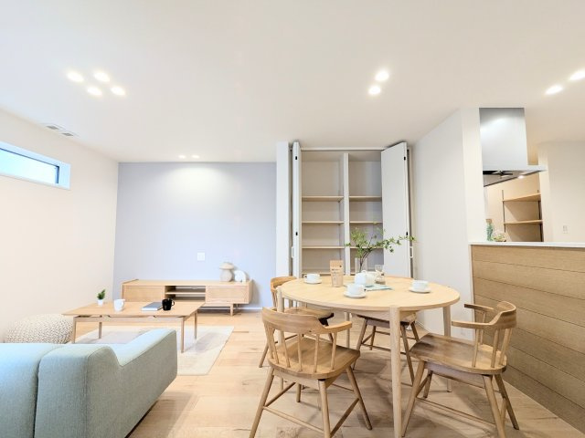 葛飾区亀有４丁目の新築戸建の居間・リビング|～収納がたくさんのリビング写真～