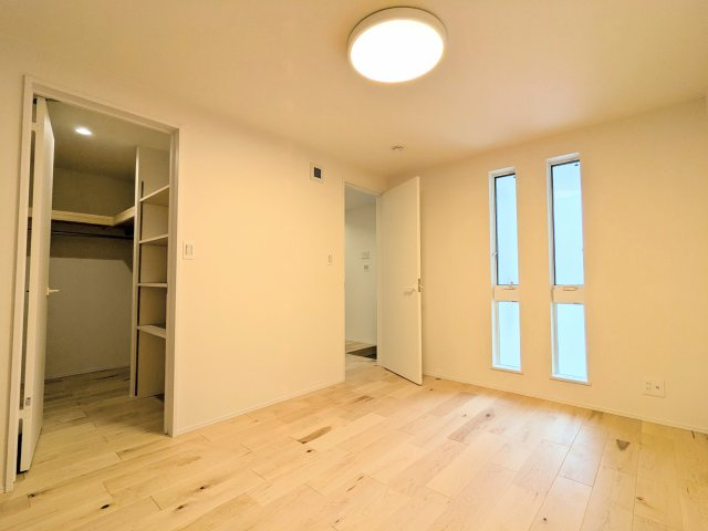 葛飾区亀有４丁目の新築戸建の寝室|～WIC付きの主寝室写真～