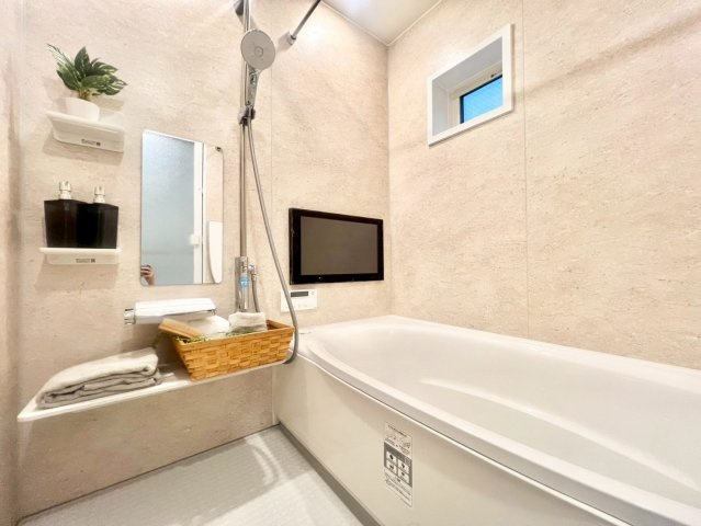 杉並区上荻3丁目　新築戸建の浴室|日々の疲れを癒してくれるテレビを設置したお風呂です。自慢できるお風呂ですね！(2025.09.18撮影)

ご内見希望・資料請求などお気軽にお問い合わせ下さい！
03-5990-5201