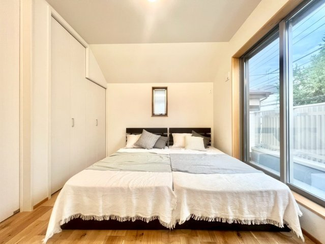 杉並区上荻3丁目　新築戸建の洋室|大きな窓からたっぷりと陽光が注がれる明るい居室。一日の疲れを癒し、時を忘れて過ごせる空間です！

ご内見希望・資料請求などお気軽にお問い合わせ下さい！
03-5990-5201