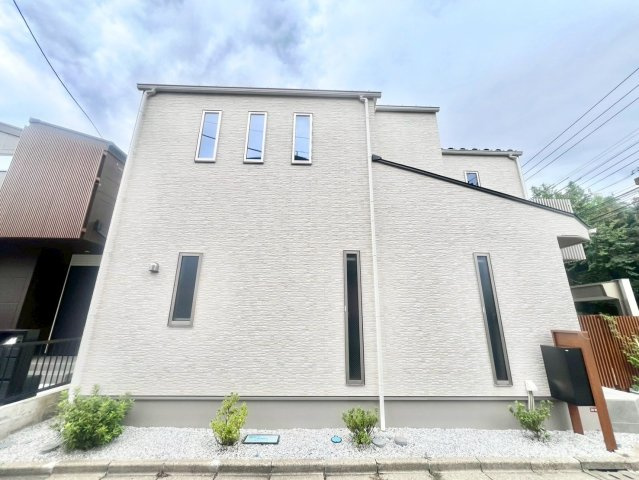 杉並区上荻3丁目　新築戸建の外観|家族の温もりを感じる陽だまりの住まい。(2025.09.18撮影)

ご内見希望・資料請求などお気軽にお問い合わせ下さい！
03-5990-5201