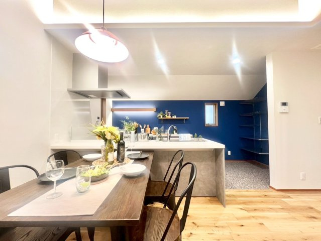 杉並区上荻3丁目　新築戸建の居間・リビング|リビング上部の折り上げ天井は、上質さと解放感を演出。(2025.09.18撮影)

ご内見希望・資料請求などお気軽にお問い合わせ下さい！
03-5990-5201