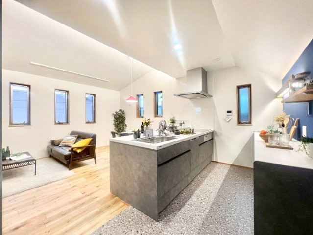 杉並区上荻3丁目　新築戸建のキッチン|嬉しい対面式キッチンです。家事をしながらリビングにいるご家族とのおしゃべりも楽しめます！(2025.09.18撮影)

ご内見希望・資料請求などお気軽にお問い合わせ下さい！
03-5990-5201