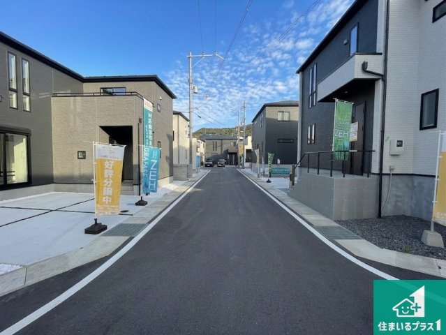 ★現地見学可能！★大津市坂本　新築一戸建ての前面道路含む現地写真|周辺は閑静な住宅街！前面道路広々で車の出し入れも便利です。駐車が苦手な方でも安心して車庫入れできます！