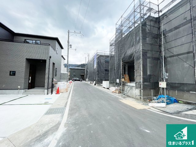 ★現地見学可能！★大津市坂本　新築一戸建ての前面道路含む現地写真|周辺は落ち着いた街並みの住宅地！子育てがしやすい住環境です！まだ未完成ですが、現地でしかわからない事もございます。是非一度ご覧ください。