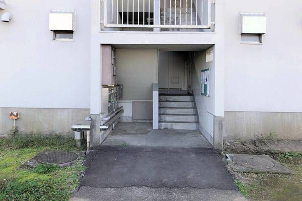 ビレッジハウス石下2号棟のエントランス