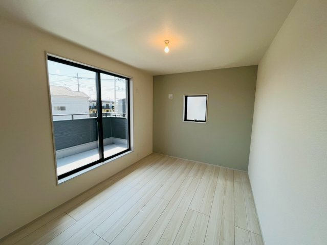 【Livele Garden】　栃木市大平町西水代　第２０　全1邸の洋室|〇洋室　8帖〇
アクセントクロスがお洒落な主寝室。ウォークインクローゼット付きで大切なお洋服もしっかり収納できます♪
2026年4月撮影