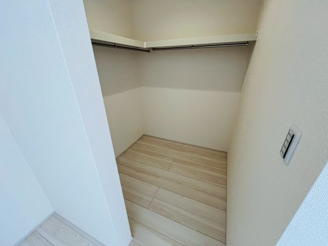 【Livele Garden】　栃木市大平町西水代　第２０　全1邸の収納|〇ウォークインクローゼット〇
パイプや枕棚で空間を立体的に使います。衣類の種類や使用頻度に合わせて整頓できます♪
2026年4月撮影