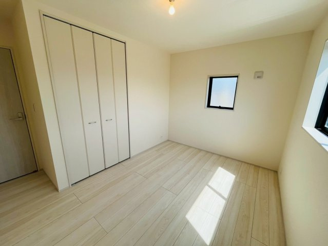 【Livele Garden】　栃木市大平町西水代　第２０　全1邸の洋室|〇洋室　6.5帖〇
日差しが注ぎ、心地よい空間です。各居室に収納付きで住みやすさにこだわっています！
2026年4月撮影