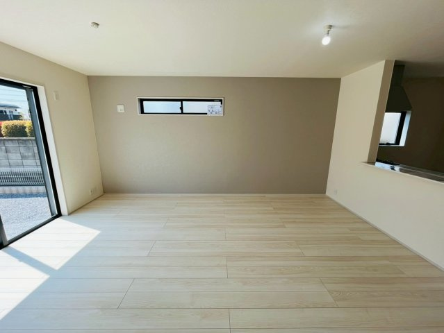 【Livele Garden】　栃木市大平町西水代　第２０　全1邸の居間・リビング|〇リビング〇
南面には掃出し窓があり、とても明るいリビングです♪
2026年4月撮影
