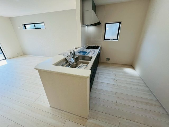 【Livele Garden】　栃木市大平町西水代　第２０　全1邸のキッチン|〇キッチン〇
自然光で明るい対面キッチン♪広々しているので、ご夫婦で会話を楽しみながらお料理をすることができます。
2026年4月撮影