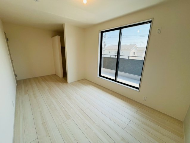 【Livele Garden】　栃木市大平町西水代　第２０　全1邸の洋室|〇洋室　8帖〇
バルコニーに面した洋室は日当たり良好です！ウォークインクローゼット付き♪たっぷりの収納スペースで住空間もスッキリ広々します（＾＾）
2026年4月撮影