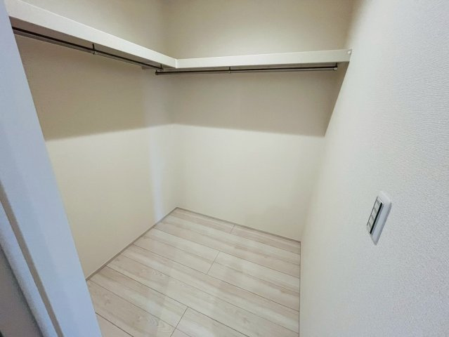 【Livele Garden】　栃木市大平町西水代　第２０　全1邸の収納|〇ウォークインクローゼット〇
2階ホールにウォークインクローゼットがございます。ご家族分のお洋服を収納して、ファミリークロークとしてご使用いただけます（＾＾）
2026年4月撮影