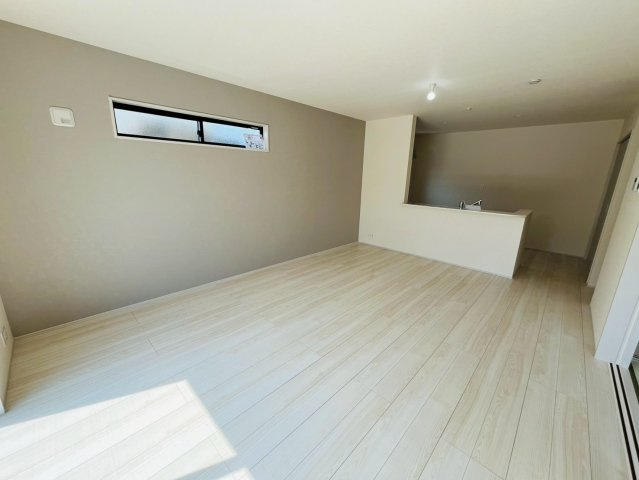 【Livele Garden】　栃木市大平町西水代　第２０　全1邸の居間・リビング|○リビング○
広々17帖リビング！長方形の間取りの為、家具の設置もしやすく快適です♪
2026年4月撮影