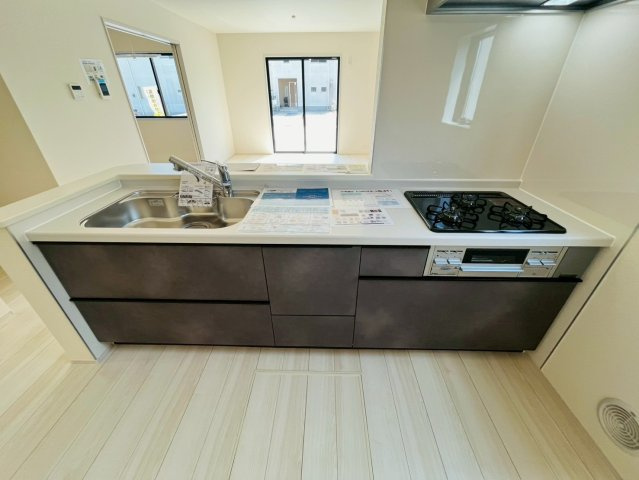 【Livele Garden】　栃木市大平町西水代　第２０　全1邸のキッチン|〇キッチン〇
お料理をしながら、後片付けをしながら会話がはずむ対面キッチン。リビングが見渡せるので小さいお子様がいても安心です♪
2026年4月撮影