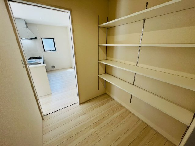 【Livele Garden】　栃木市大平町西水代　第２０　全1邸の収納|〇ストレージルーム〇
可動棚付きのストレージルーム。キッチンと洗面室の間にございますので、パントリーとしても、リネンスペースとしてもご使用いただけます（＾＾）
2026年4月撮影